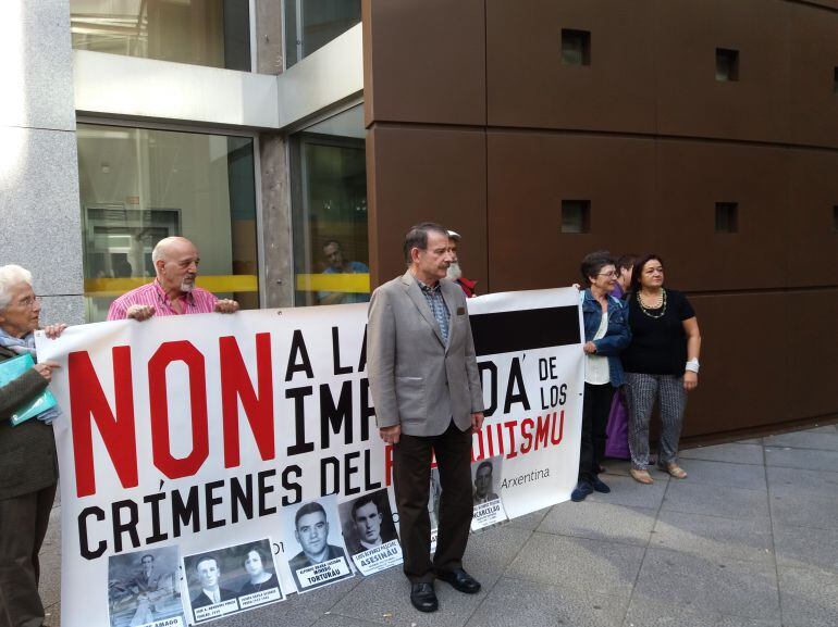 Gerardo Iglesias a las puertas del juzgado en Oviedo.