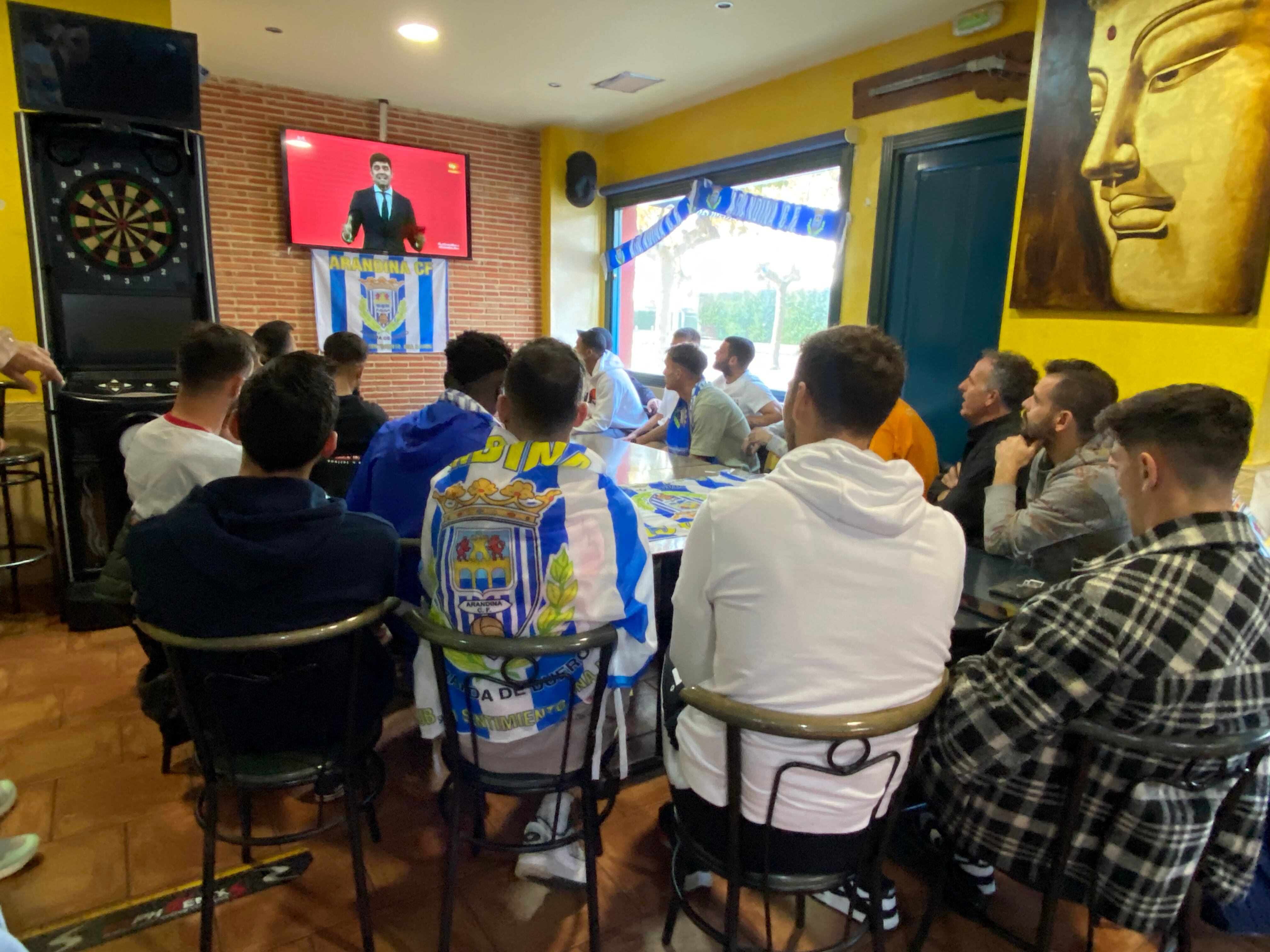 imagen de archivo del sorteo de la Copa del Rey con los jugadores de la Arandina pendientes del resultado