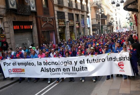 Uns 500 empleats de la factòria de Santa Perpètua de Mogoda han recorregut el centre fins a la Plaça de Sant Jaume