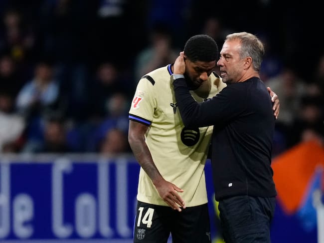 Hansi Flick da directrices a Marcus Rashford en Oviedo