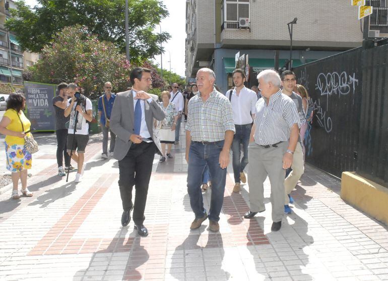 Paco Cuenca camina junto a vecinos de La Chana.