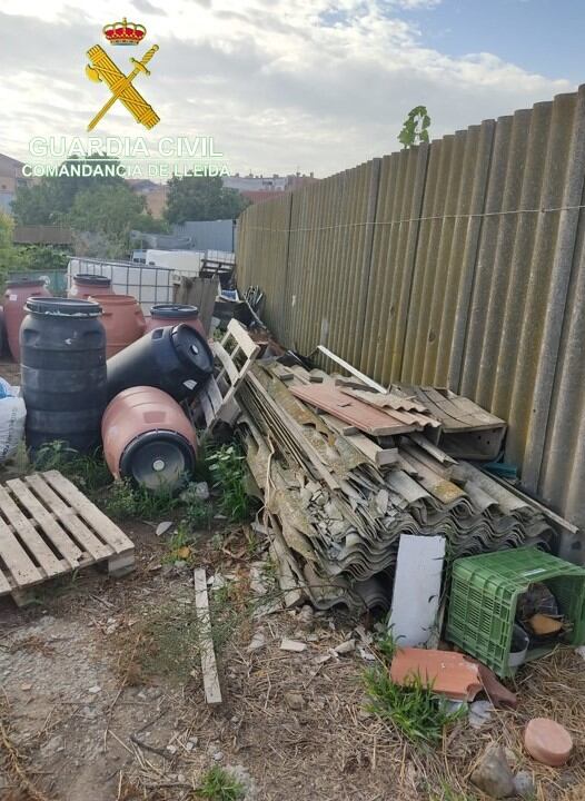 Localitzat pel SEPRONA un abocament d'amiant als Alamús. Foto: Guàrdia Civil.