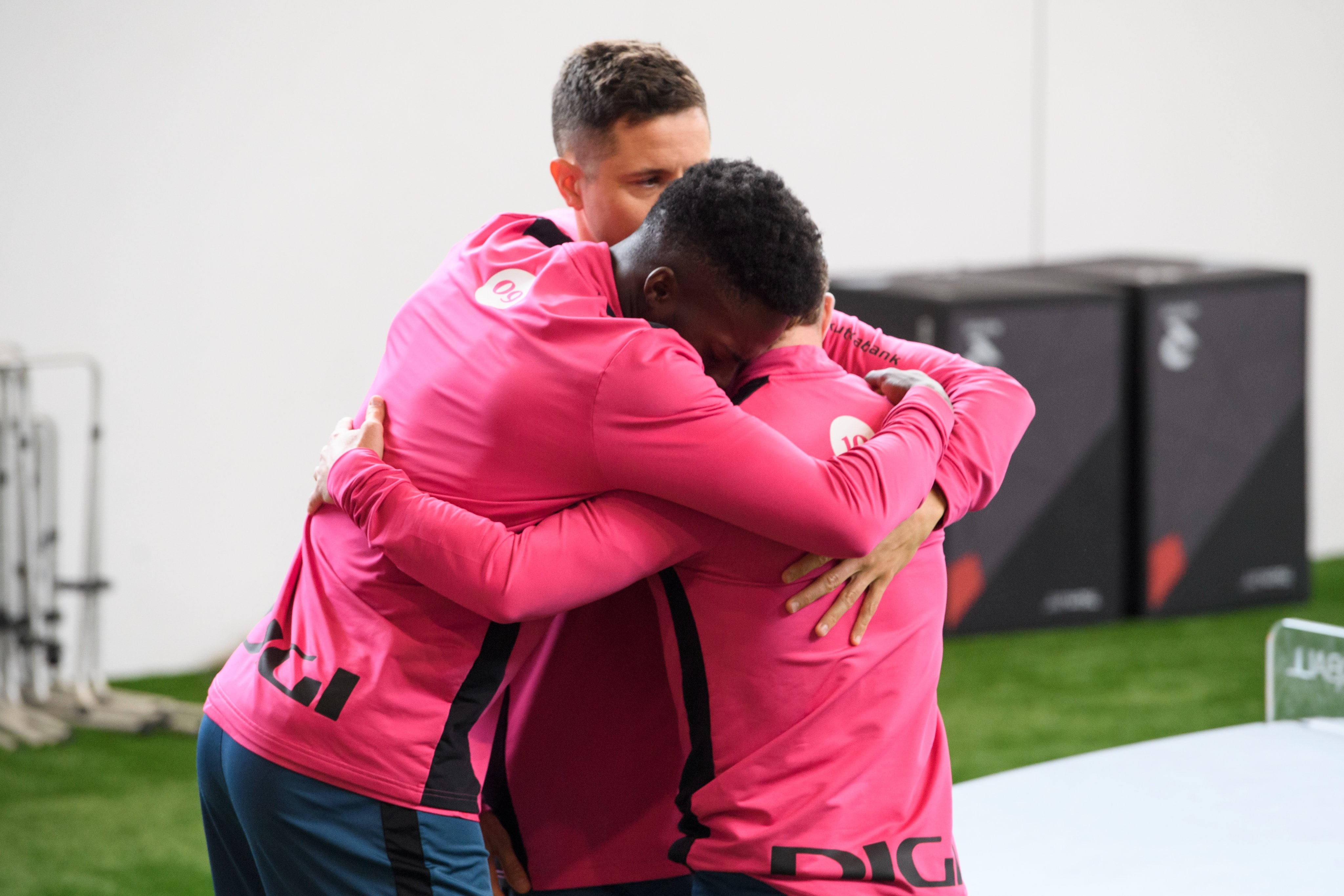 Iker Muniain recibe el abrazo de Iñaki Williams y Ander Herrera tras comunicar a sus compañeros su decisión de dejar el Athletic en junio