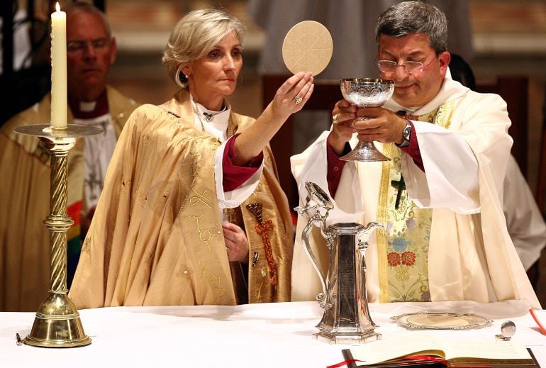 La reverenda Kay Goldsworthy con el Arzobispo de Roger Herft en la Catedral australiana de San Jorge