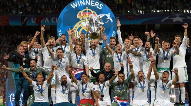 Los jugadores del Real Madrid levantan la Copa de Europa