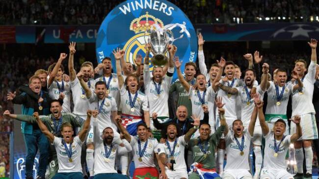 Los jugadores del Real Madrid levantan la Copa de Europa