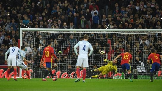 Adam Lallana convierte el penalti a favor de Inglaterra.