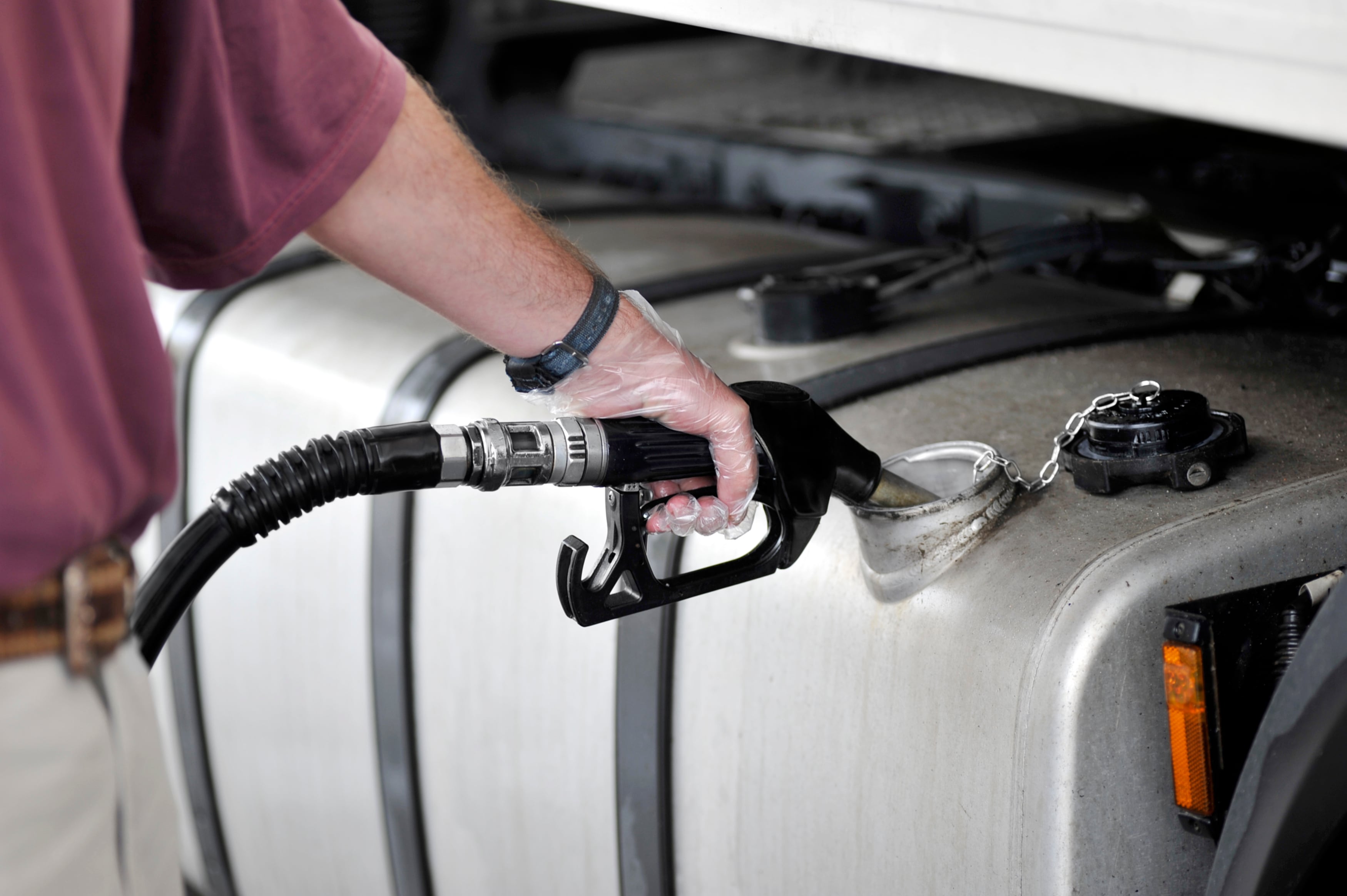 Un camionero repostando en una gasolinera