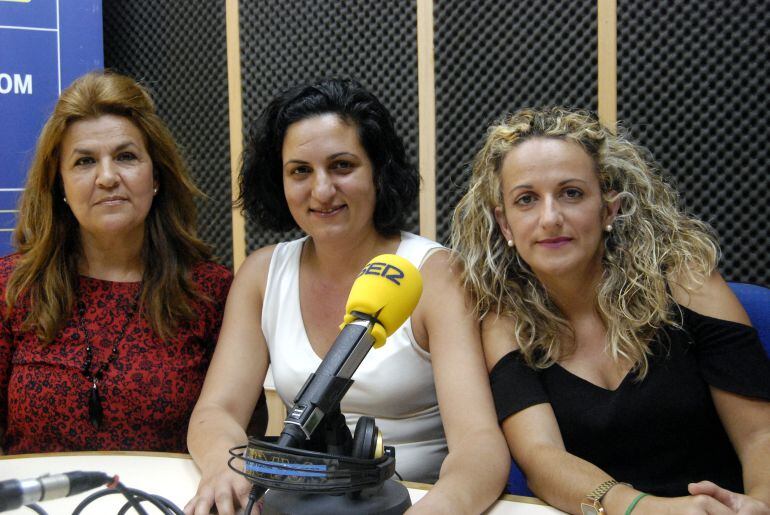 Las trabajadoras de OHL Ana Jarillo, Mayte Moya y Manoli Montesinos esta mañana en Radio Algeciras.