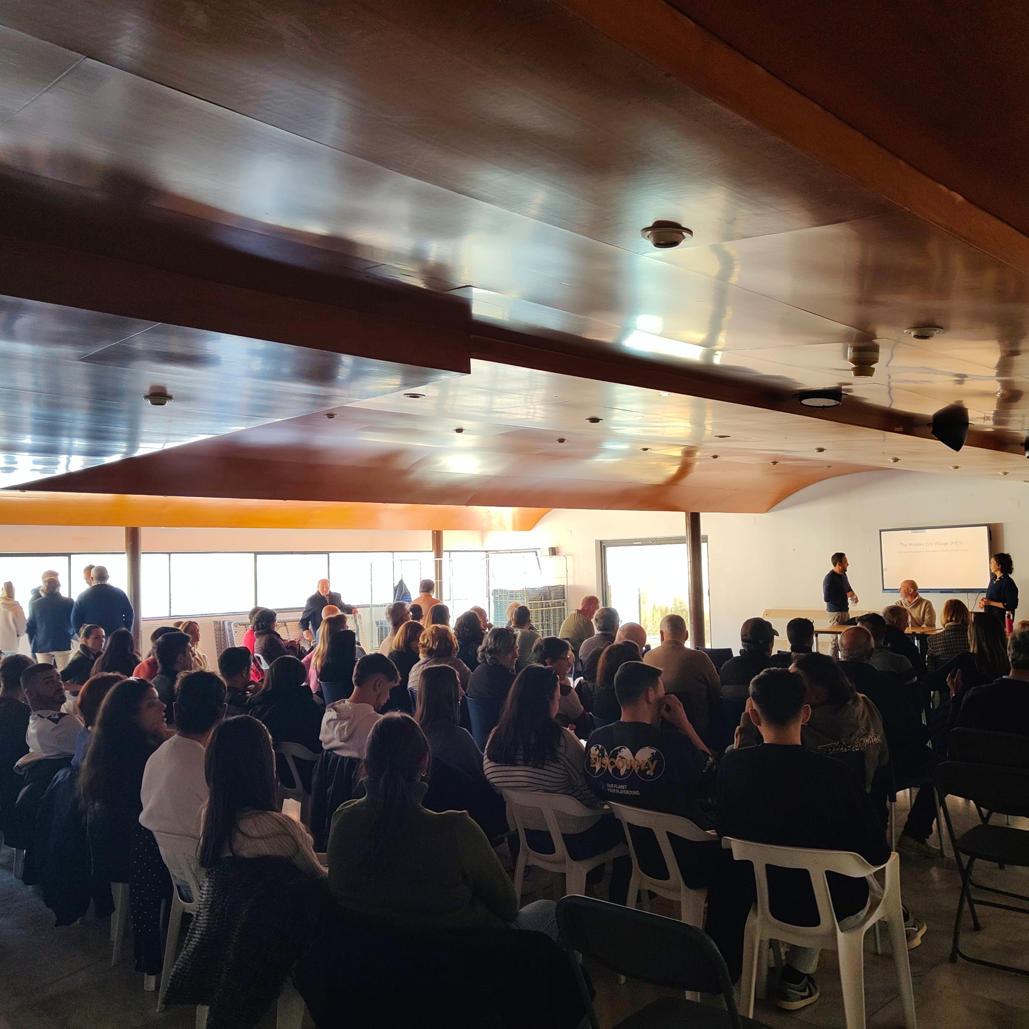 Reunión de vecinos para la presentación del MEV de Planes