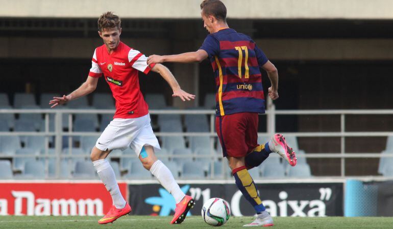 Connor disputa un balón en la ida frente al Barça B