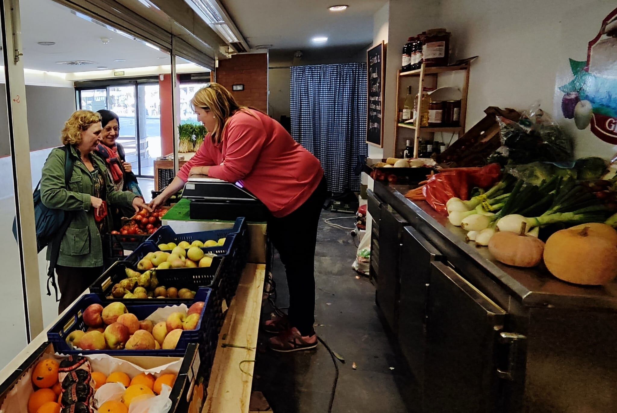 La parada de productes de l'Horta de Lleida del mercat de Ronda-Fleming. És una de les cinc que hi ha en aquest mercat que hauran de plegar aviat.