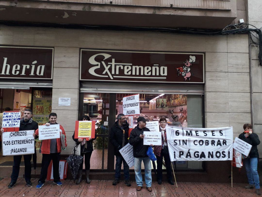 Protestas a las puertas de Salchichería Extremeña.