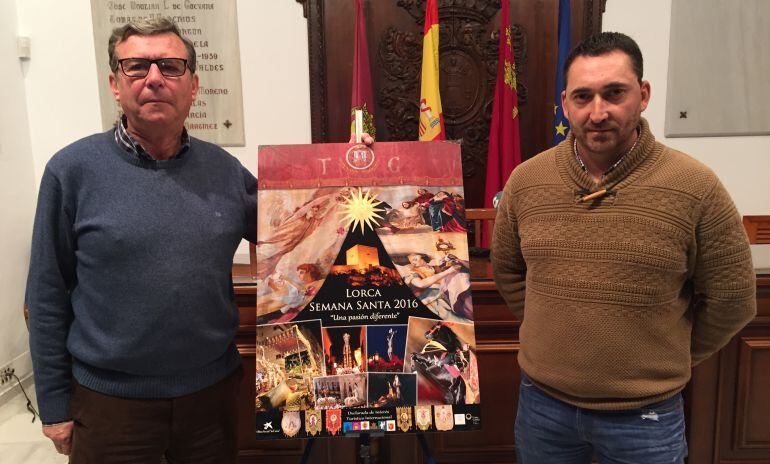 El concejal de Turismo, Francisco Montiel (i) posa con el cartel ganador y su autor, Andrés Sánchez (d).