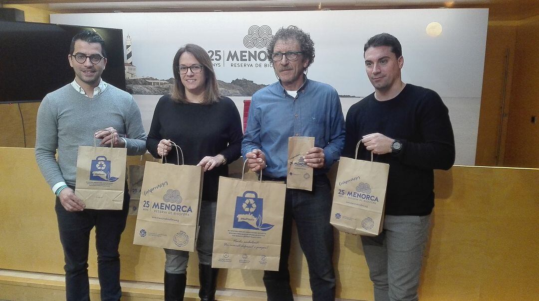 Aquestes bosses substituiran les de plàstic ja que no contaminen.