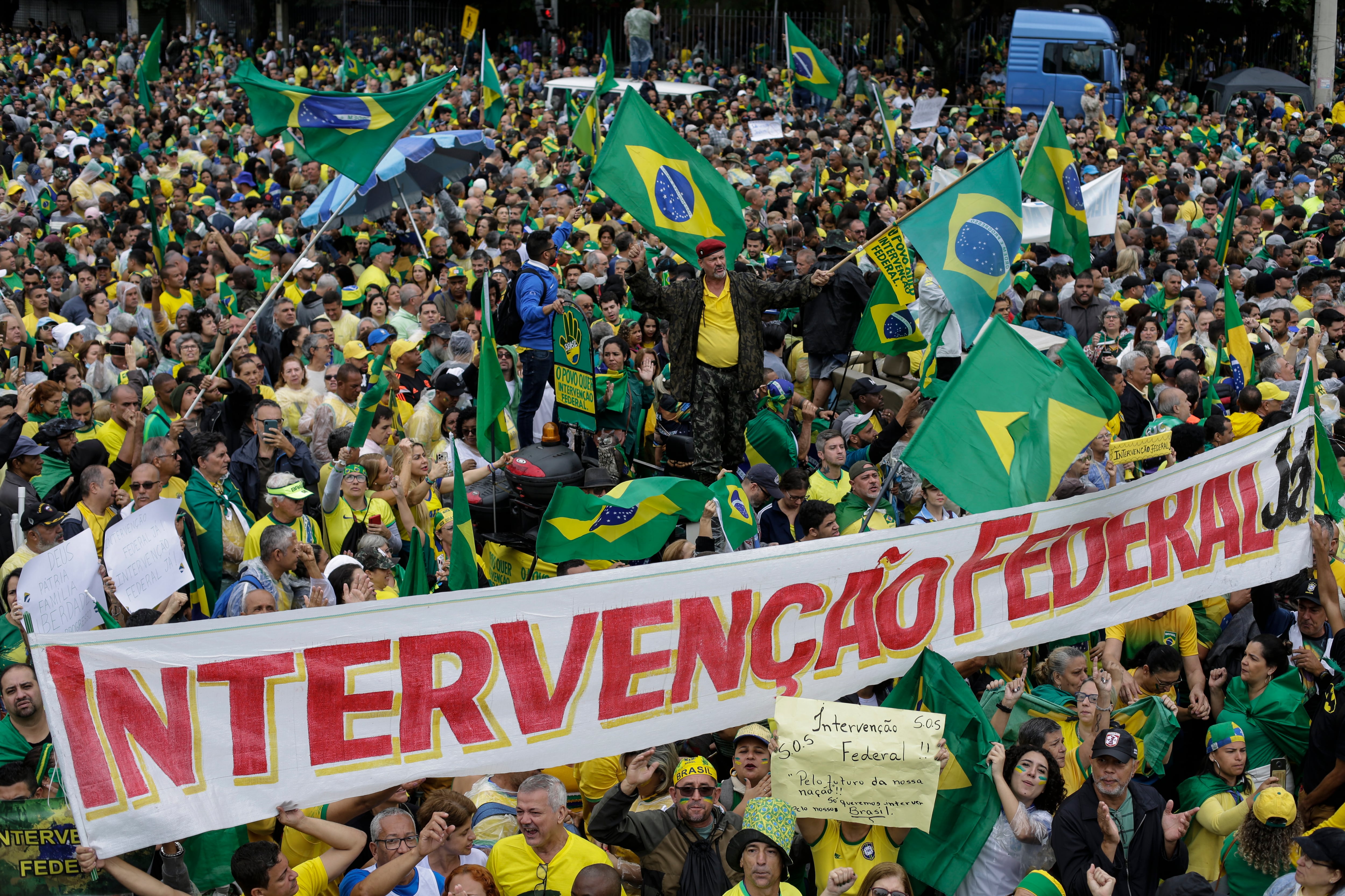 Miles de personas participan en una protesta de seguidores del expresidente Jair Bolsonaro por el resultado de las elecciones frente al Comando Militar del Este, en Río de Janeiro (Brasil)