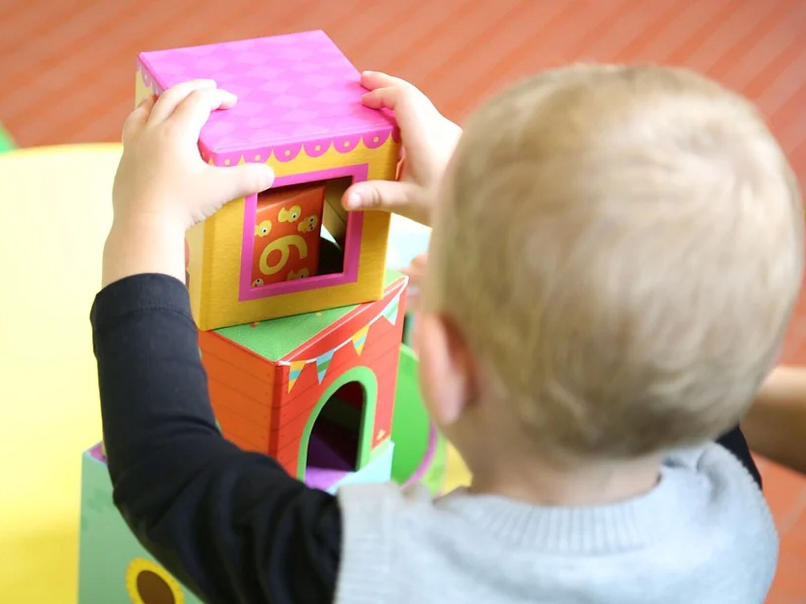 Un niño en una clase de Educación Infantil
