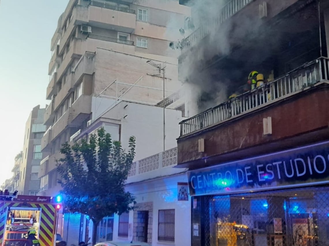 Los bomberos del CPB de Málaga sofocando las llamas en la vivienda de Torre del Mar