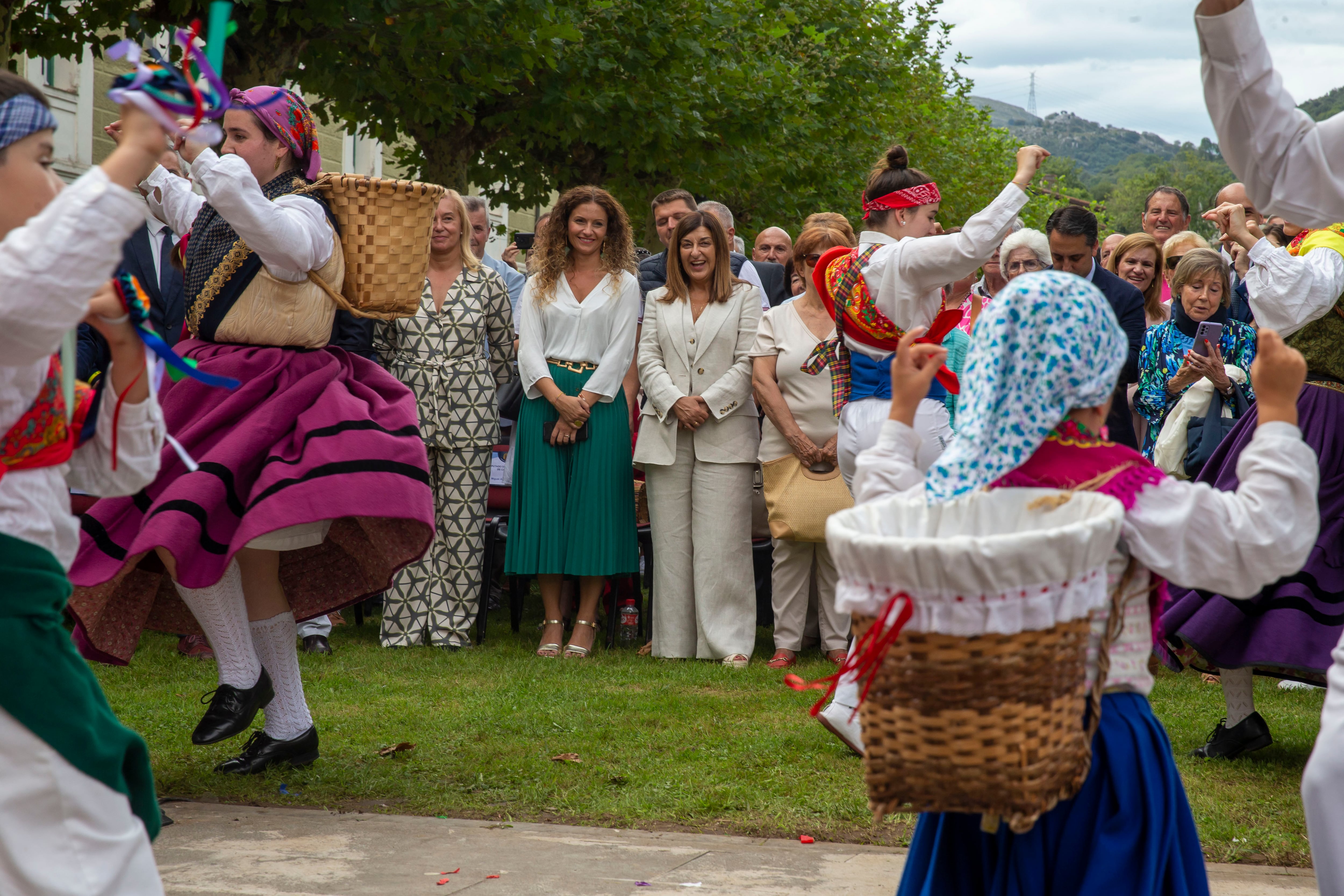 12:00 horas. Santuario de la Bien Aparecida. Marrón, Ampuero
La presidenta de Cantabria, María José Sáenz de Buruaga, acompañada por varios consejeros, asiste a la festividad de La Virgen Bien Aparecida. 15 SEPTIEMBRE 2023 © Miguel De la Parra