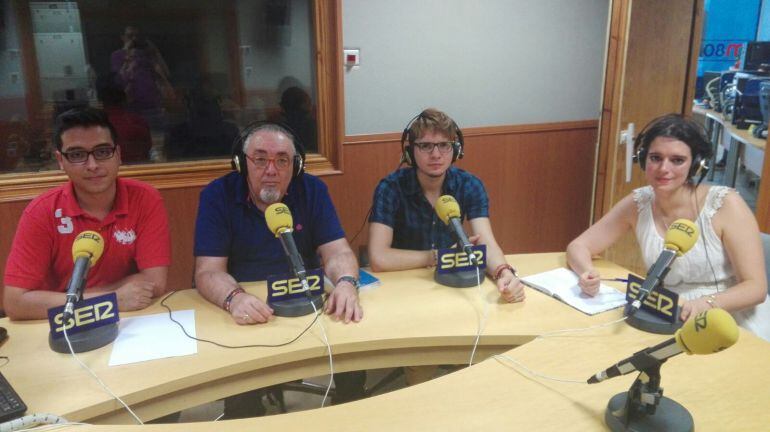 Responsables y voluntarios del grupo SATORI en Radio Albacete