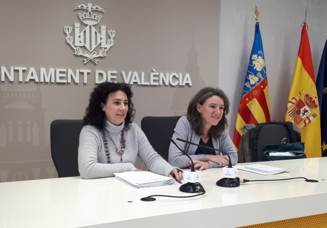 La concejal de Participación, Neus Fábregas y la portavoz de València En Comú, María Oliver, durante la rueda de prensa