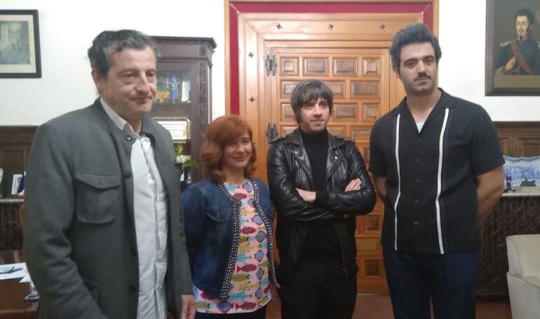 La alcaldesa de Úbeda, Toni Olivares, junto a los componentes de Guadalupe Plata