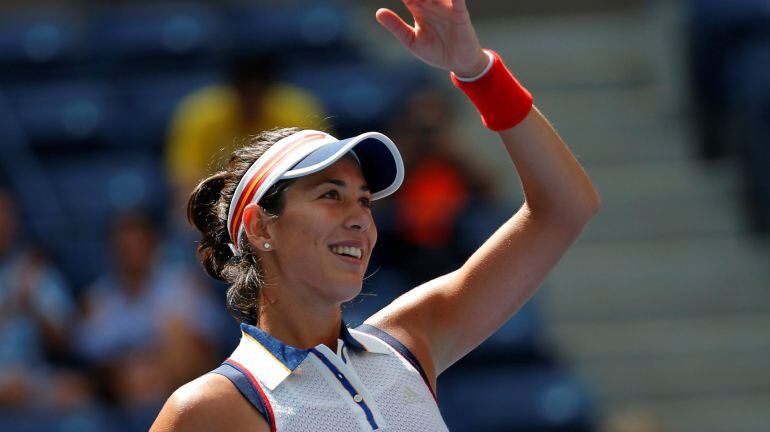 Garbiñe Muguruza saluda al público tras superar a Lepchenko