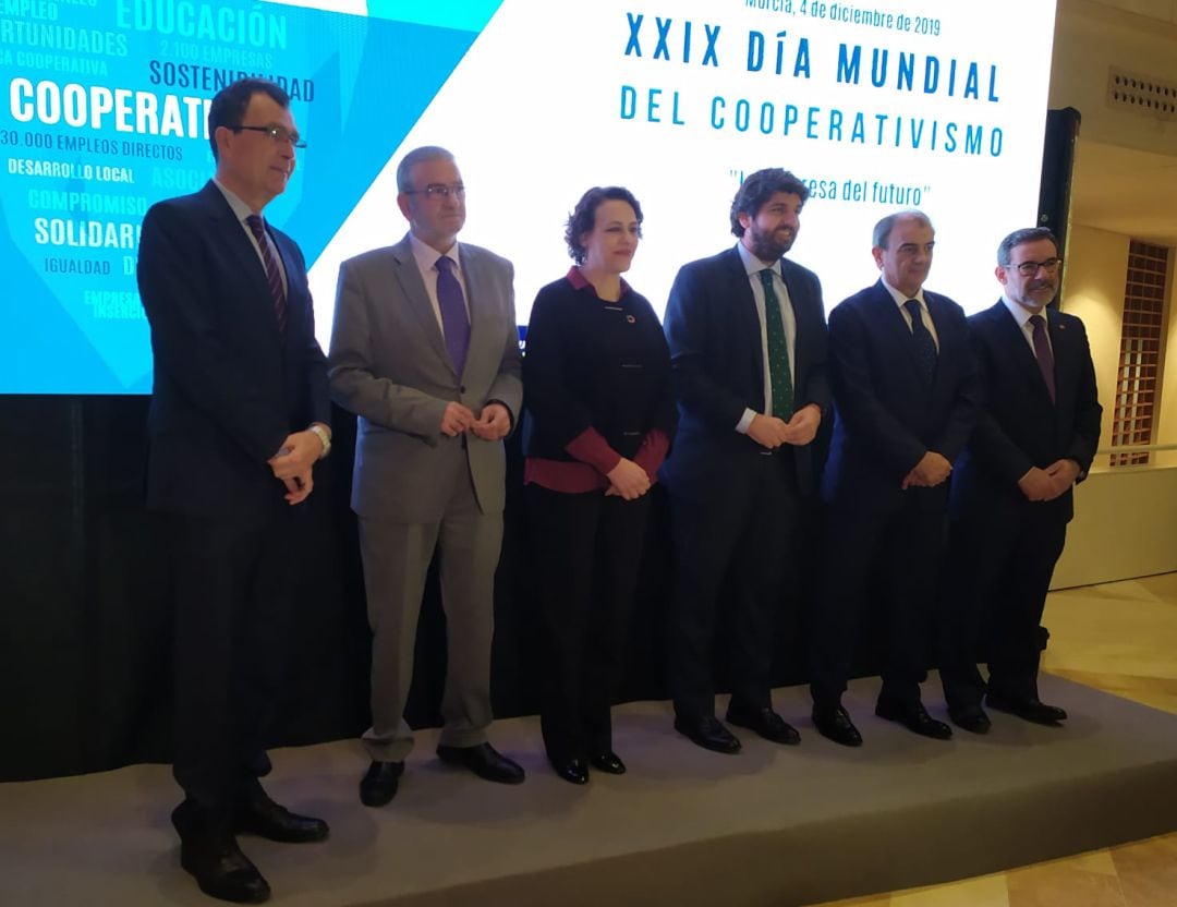 De izquierda a derecha: José Ballesta, alcalde de Murcia; Alberto Castillo, presidente Asamblea Regional; Magdalena Valerio, ministra de Empleo, Migraciones y Seguridad Social; Juan Antonio Pedreño, presidente UCOMUR; Fernando López Miras, presidente Región de Murcia