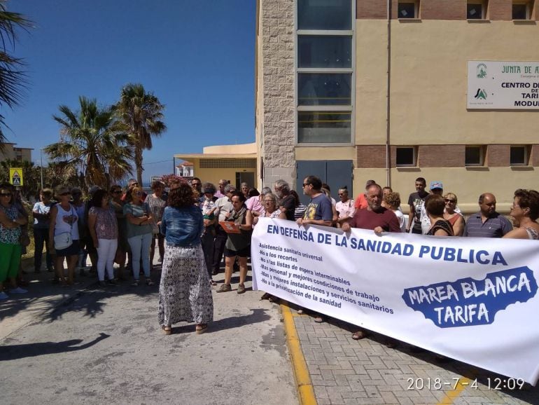 Concentración de Marea Blanca Tarifa esta mañana a las puertas del Centro de Salud.