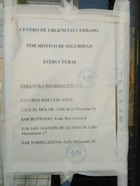 Cartel que indica el cierre de urgencias por motivo de seguridad estructural en La Cabrera