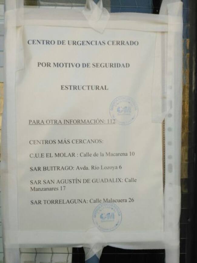Cartel que indica el cierre de urgencias por motivo de seguridad estructural en La Cabrera
