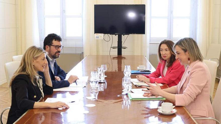 La vicepresidenta segunda española y ministra de Trabajo, Yolanda Díaz, con la consejera de Autogobierno, Maria Ubarretxena, en Madrid