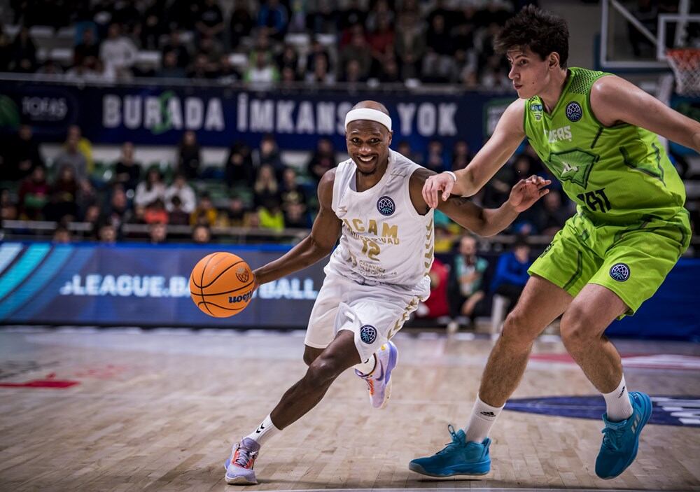 McFadden con el balón