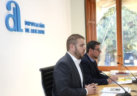 Los portavoces del grupo populaar, Adrián Ballester (i) y de Ciudadanos, Javier Gutiérrez (d) en la presentación hoy del Plan Planifica.