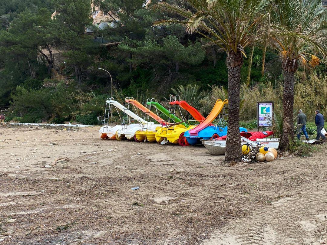 Los vecinos del Puerto de Sant Miquel recuperan hoy elementos arrastados al torrente por el temporal