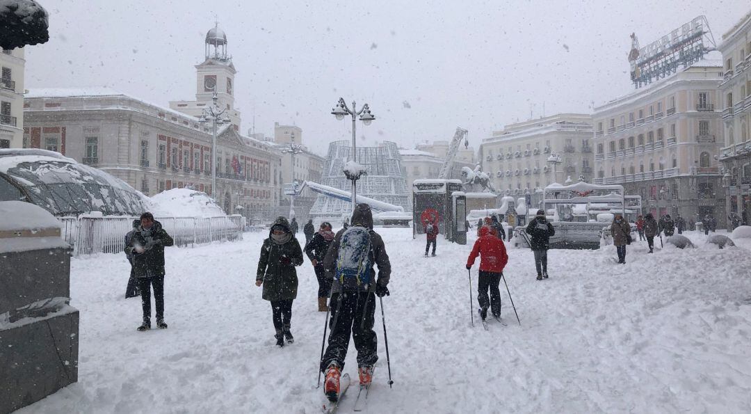 Varias personas caminan por la Puerta del Sol tras el paso de la borrasca Filomena por Madrid