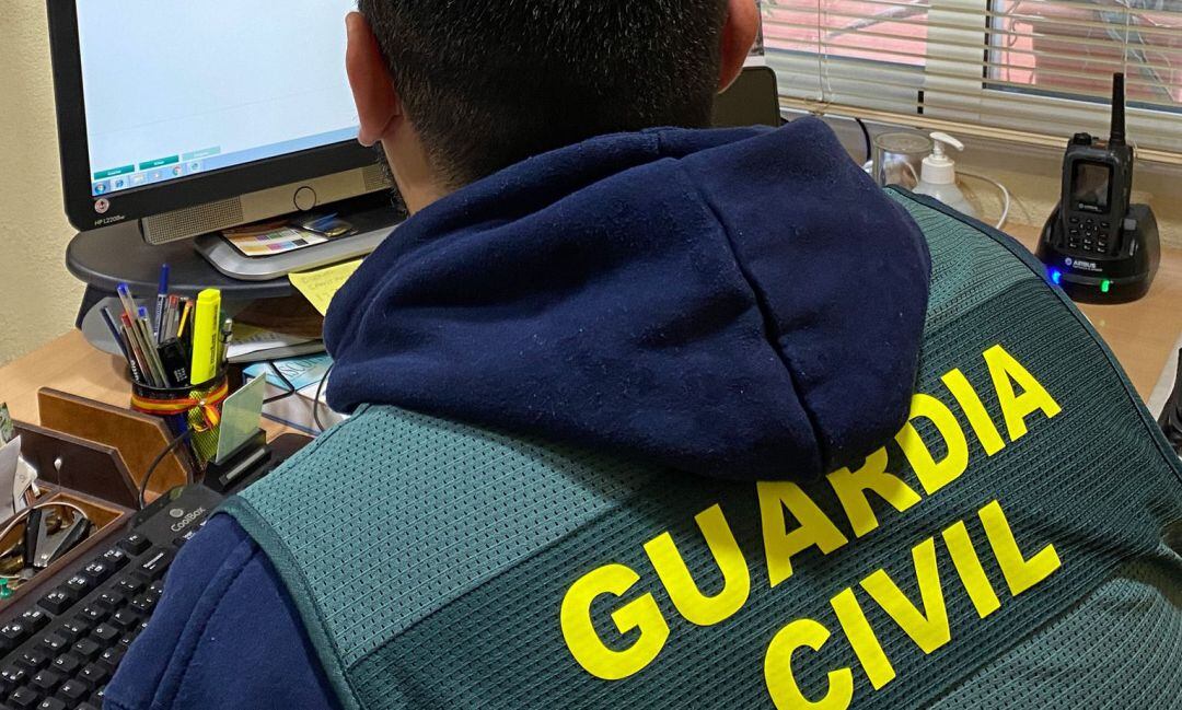 Agente de la Guardia Civil investiga la procedencia de publicaciones en internet