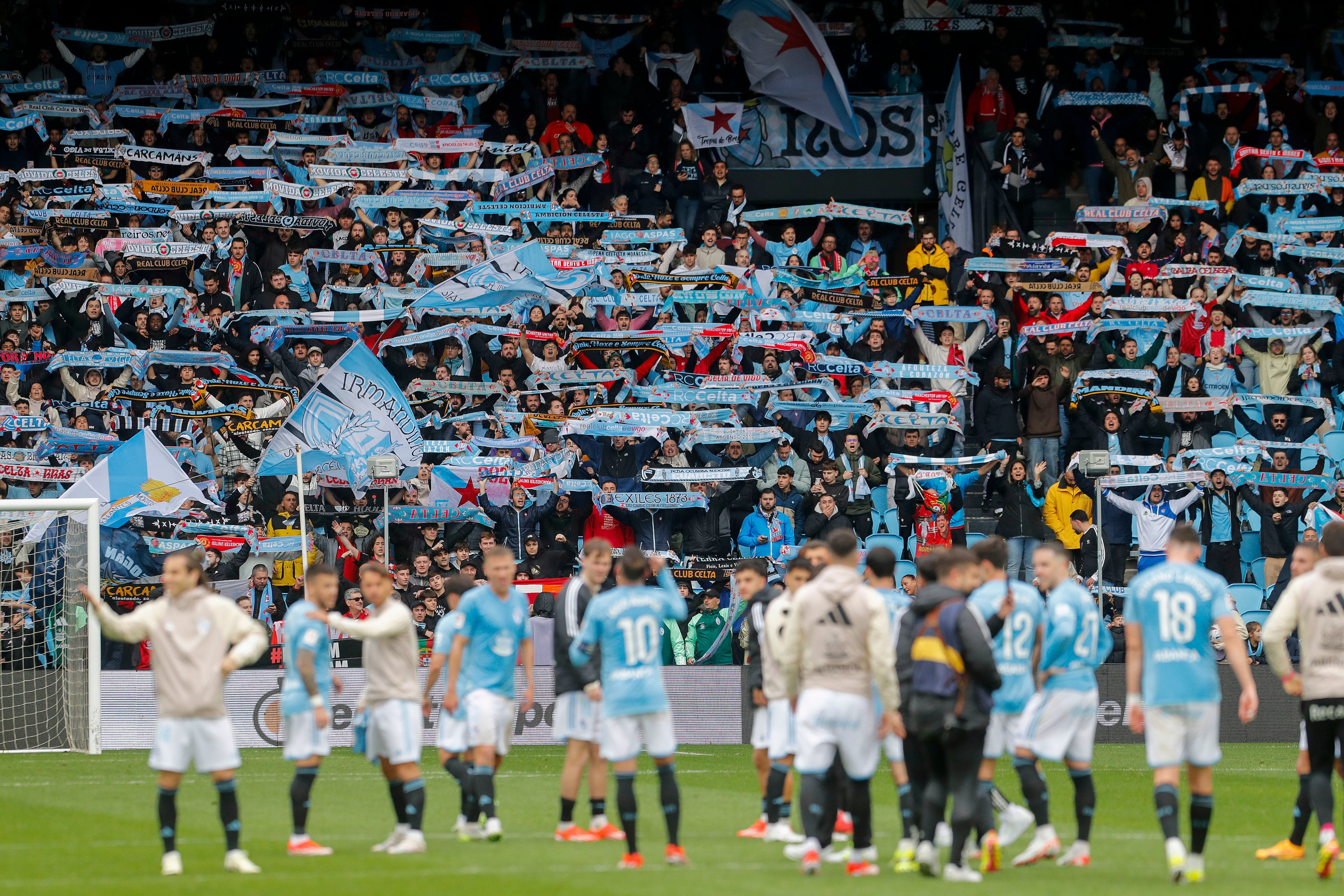 VIGO, 05/05/2024.- Los jugadores del Celta celebran su victoria ante el Villarreal tras el partido de Liga celebrado este domingo en el estadio Balaidos de Vigo. EFE / Salvador Sas
