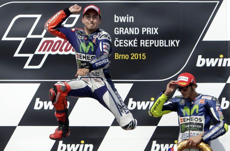 Winner Yamaha MotoGP rider Jorge Lorenzo (L) of Spain celebrates next to third placed Yamaha MotoGP rider Valentino Rossi of Italy after the Czech Grand Prix in Brno, Czech Republic, August 16, 2015.  REUTERS/David W Cerny 