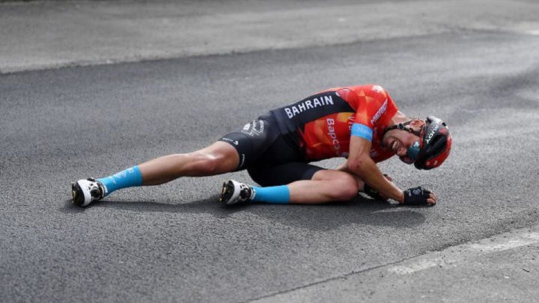 Landa, en el suelo tras el accidente.