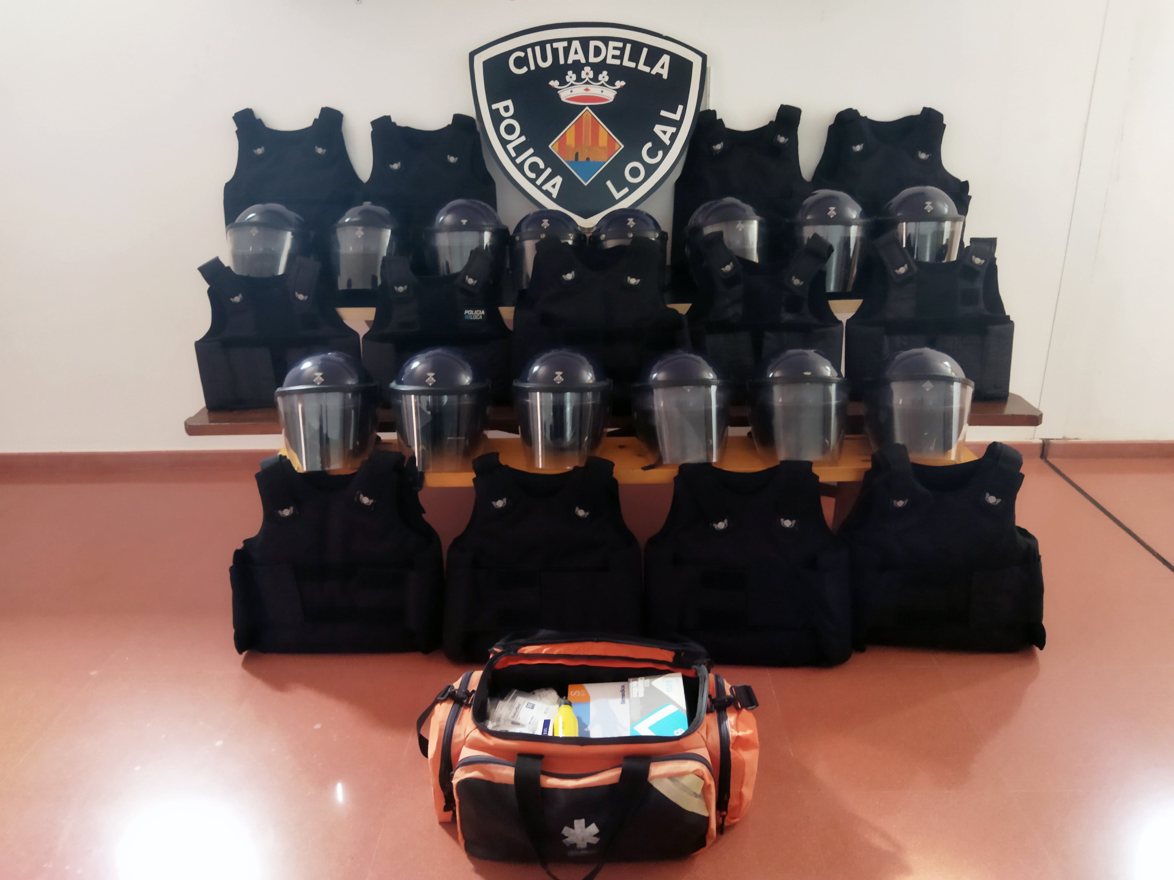 La Policia Local de Ciutadella ha preparat vàries equipacions  per enviar-les a Ucraïna.