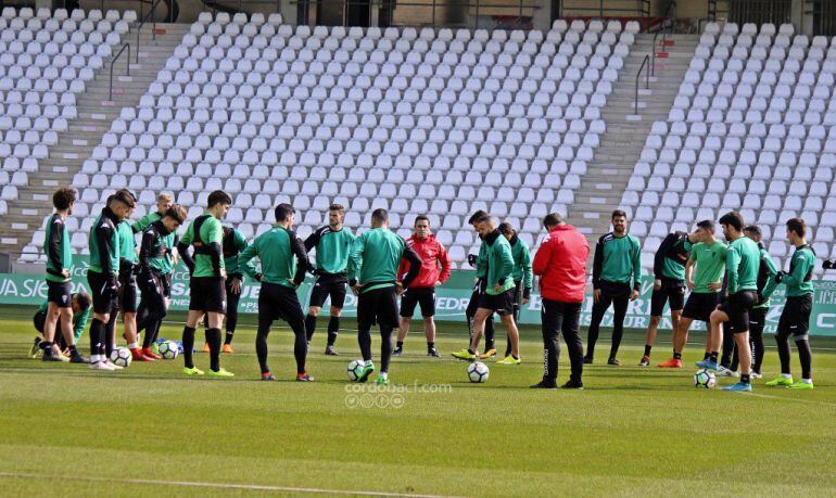 La plantilla, con Sandoval en el estadio