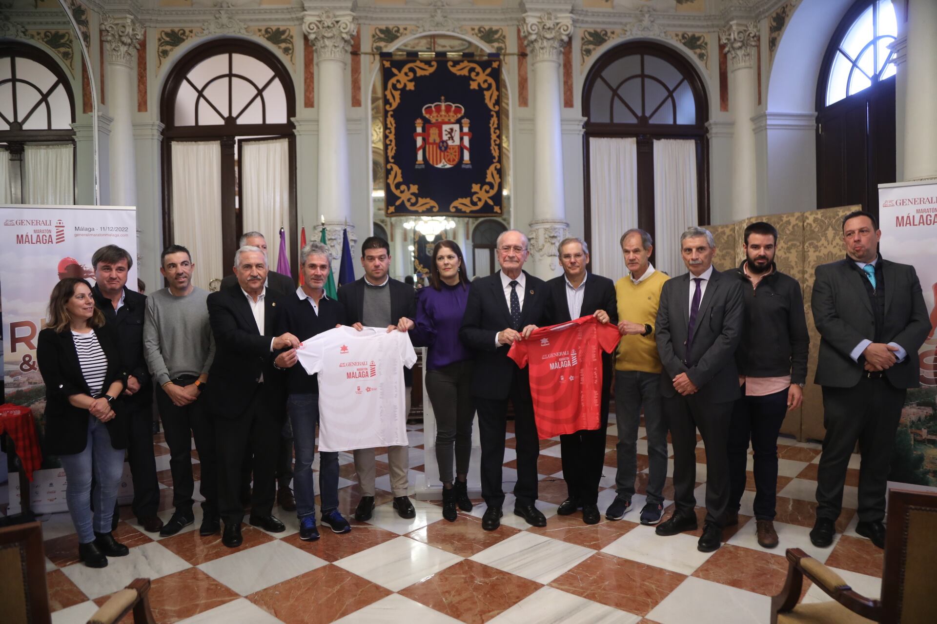 Los protagonistas de la presentación del maratón de Málaga posan al finalizar el acto
