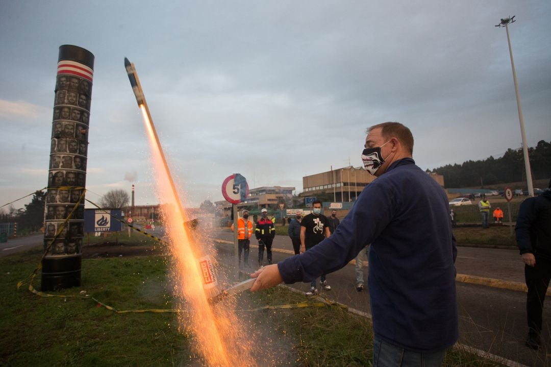 El presidente del Comité de Empresa de Alcoa San Cibrao, José Antonio Zan, lanza una volandera al cielo para celebrar la anulación del TSXG del ERE de la empresa, en Cervo, A Mariña, Lugo, Galicia 