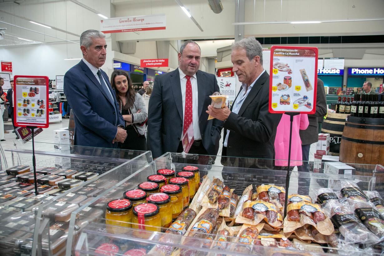 El consejero de Agricultura, Ganadería y Desarrollo Rural, Julián Martínez Lizán, en la presentación de la campaña de promoción de los alimentos &#039;Campo y Alma&#039; con Alcampo