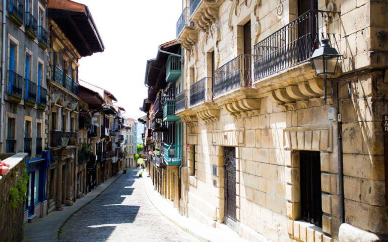 Vista del casco histórico de Hondarribia, en uno de los bares de la zona un hombre agredió a su pareja el pasado 8 de marzo.