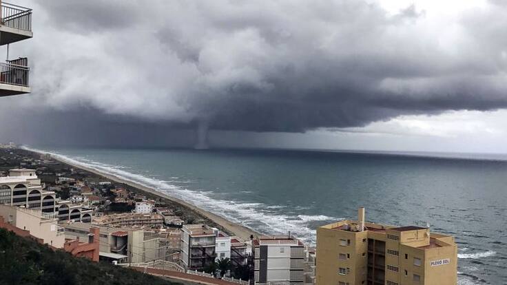 Mesa de España: La mayor tromba marina de la última década