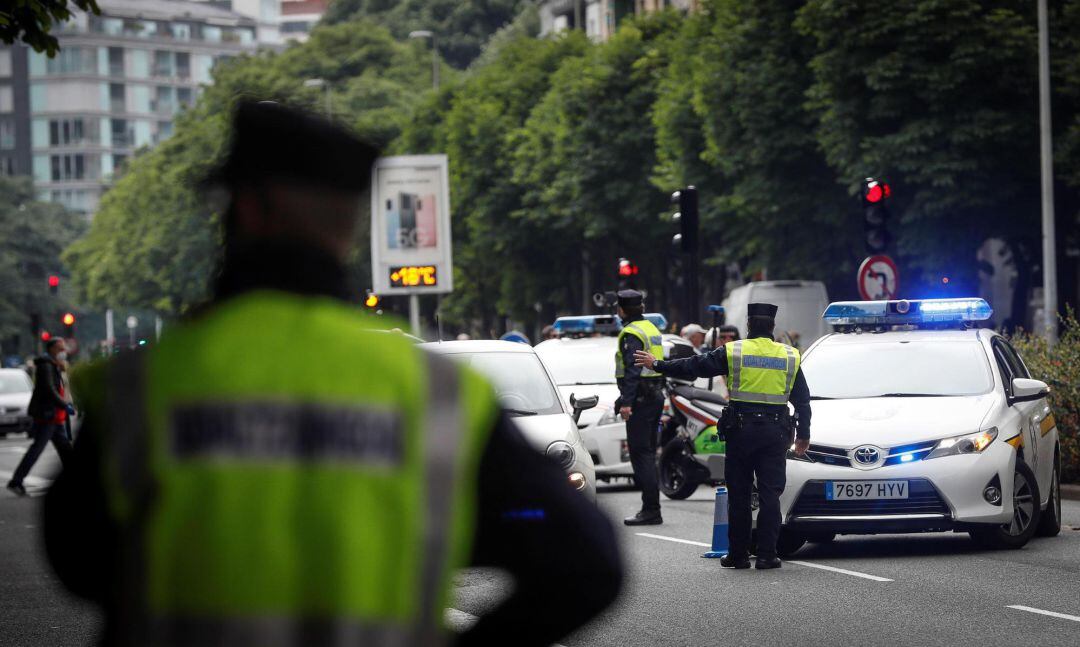  Agentes de la Policía Municipal de San Sebastián realizan un control este jueves para comprobar que se cumplan las medidas de seguridad. La Ertzaintza y las Policías Locales de Euskadi establecerán controles especiales, durante la noche y el día, para evitar los desplazamientos indebidos durante el fin de semana. 