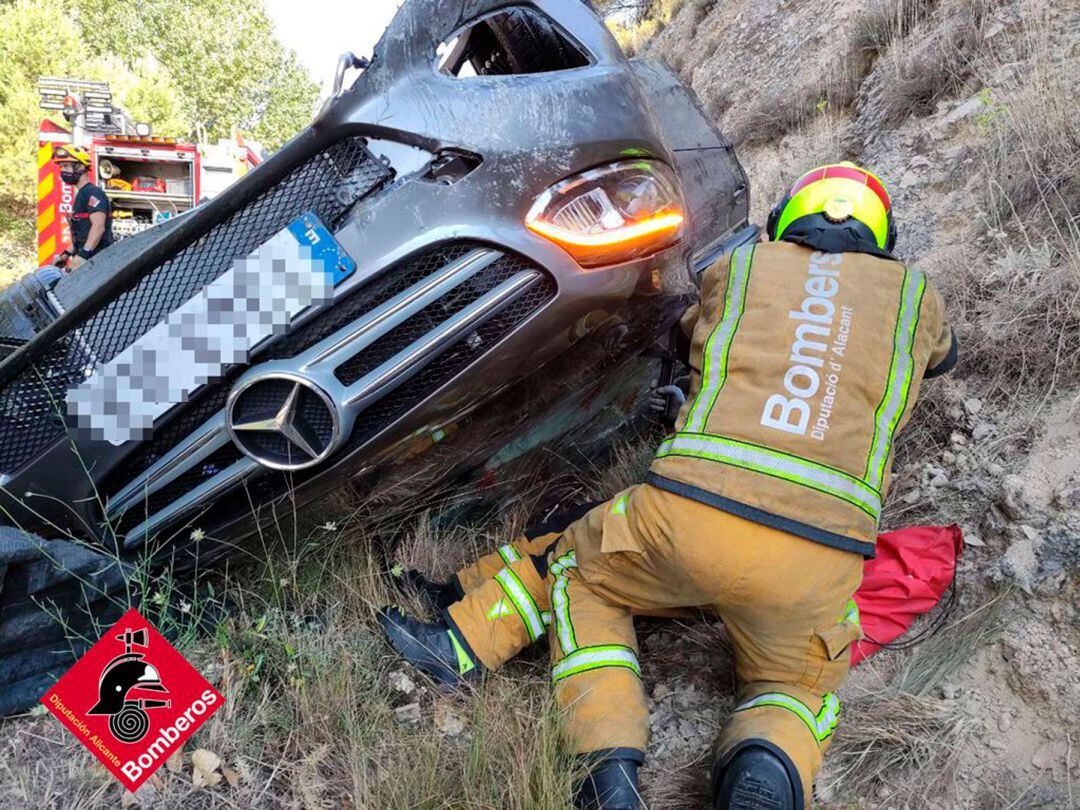 Efectivos del parque de la Montaña tratan de excarcelar a la conductora