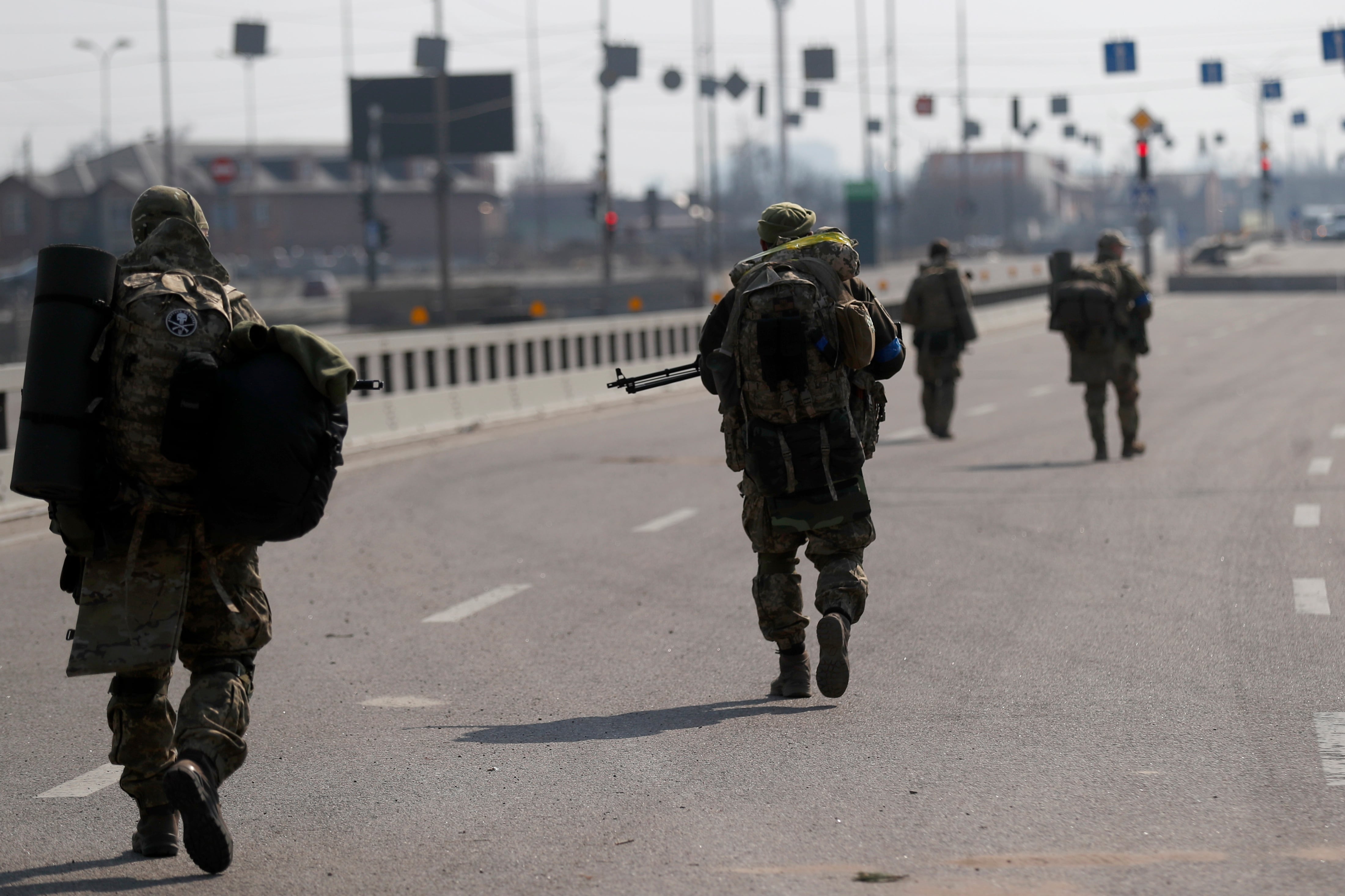 Soldados ucranianos pasean por las calles de Kiev